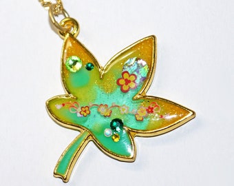 Collier feuille érable, collier en résine, collier pendentif, collier modèle unique, collier japonais, collier kawaii, collier swarovski