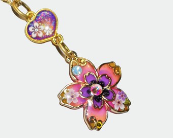 Collier fleur, sakura, collier en résine, collier pendentif, collier modèle unique, collier japonais, collier kawaii, collier swarovski