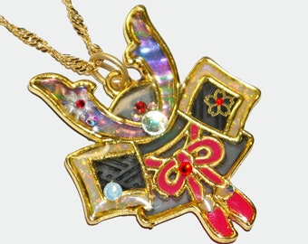 Collier casque de samourai, collier en résine, collier pendentif, collier modèle unique, collier japonais, collier kawaii, collier swarovski