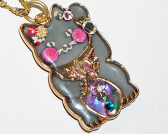 Collier chat manekineko, collier en résine, collier pendentif, collier modèle unique, collier japonais, collier kawaii, collier swarovski