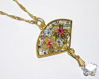 Collier évantail sakura, collier en résine, collier pendentif, collier modèle unique, collier japonais, collier kawaii, collier swarovski