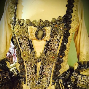 Historical Costume for Women -  Complete Historical Costume from 1700 model