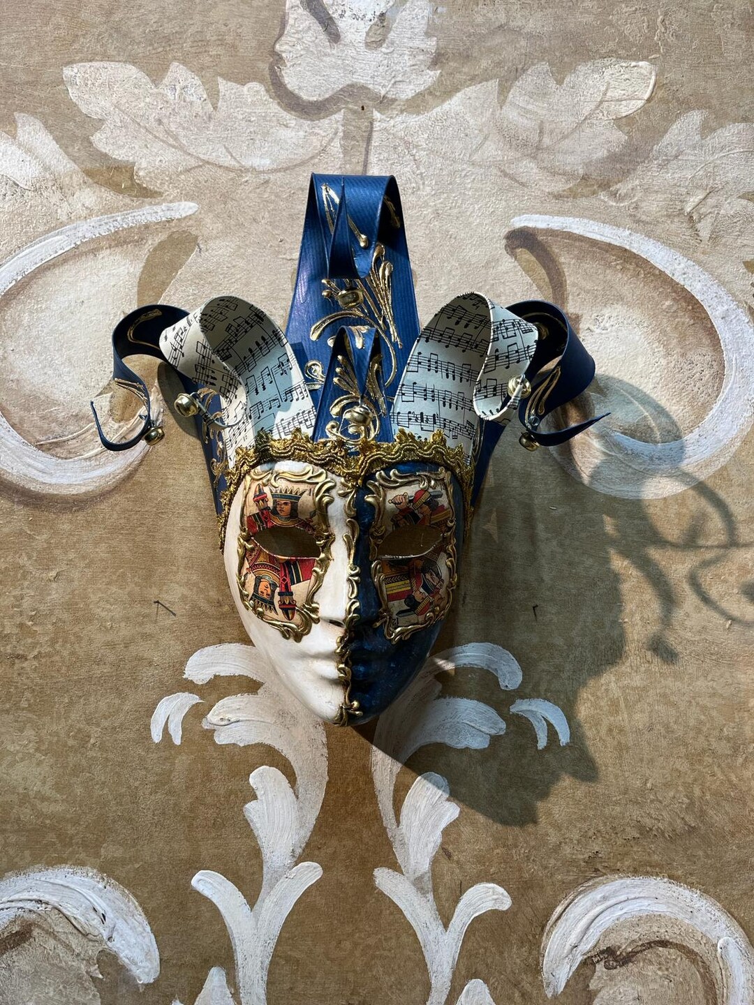 Maschera da giullare rossa e bianca - Maschera veneziana - Carnevale di Rio Venezia - Viso colorato - Italia