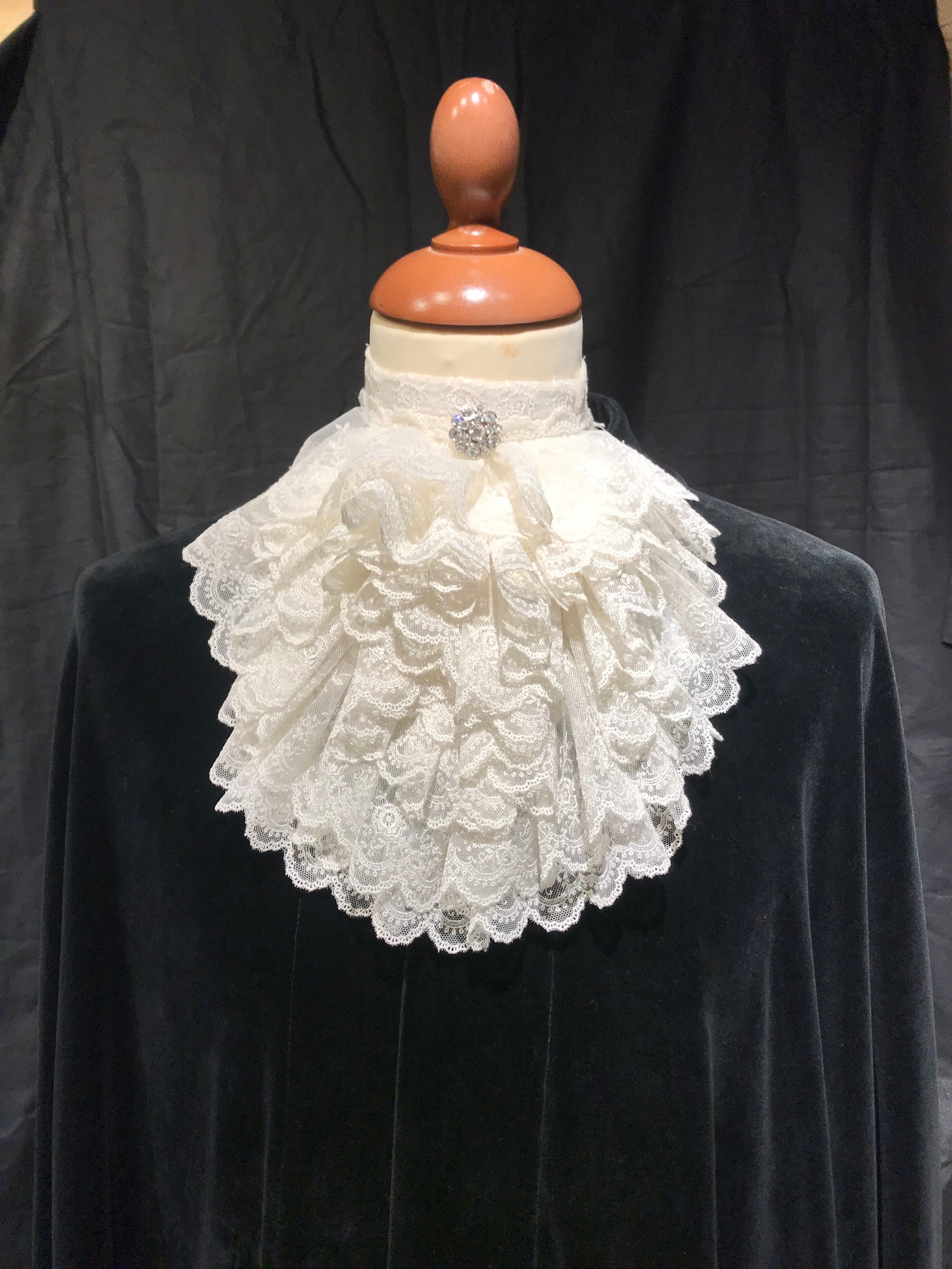 Jabot en dentelles marron/rouge et pendentif pièce : accessoires-autres
