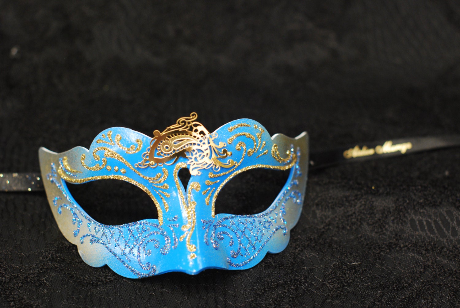 Learn how to decorate your own masquerade mask in a Ca' Macana course for  families and groups