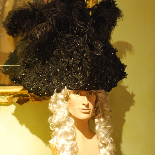 Chapeau Tricorn - Chapeau historique pour hommes noirs en laine entièrement décoré avec des parures et des plumes - Cap11