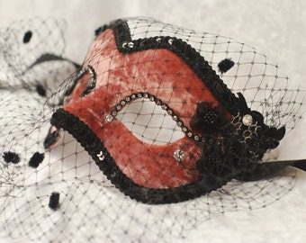 Maschera di Venezia tradizionale "Colombina" in velluto rosa scuro e veletta