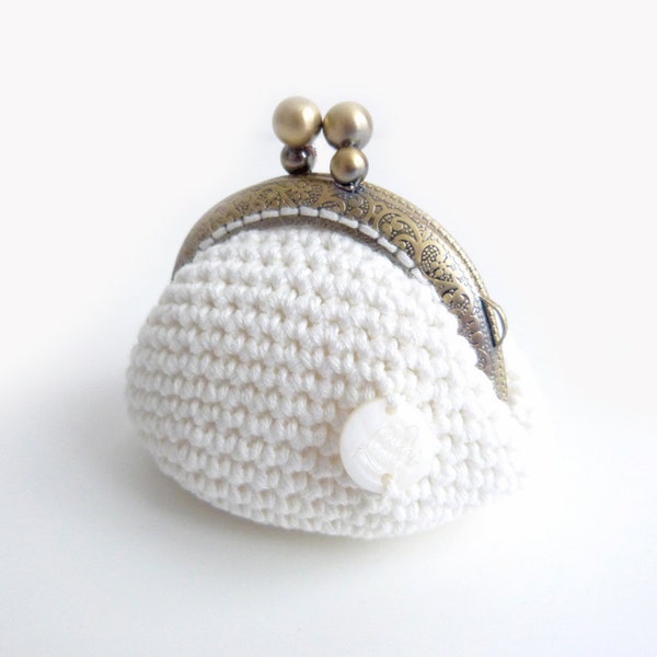 Crochet coin purse white colour. Frame 2,5 inch. Coin purse nº 2