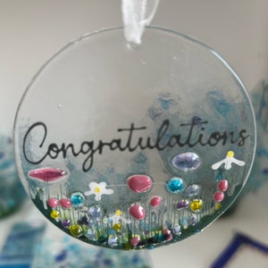 Atrapasueños colgante de vidrio fusionado con flores silvestres de felicitación, ideal para regalo de cumpleaños, nacimientos, bodas, graduación