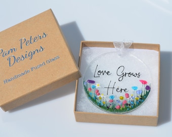 Love Grows Here Hanging Ornament – Wildflower Fused Glass Decoration – Handmade Nature Gift – Botanical Suncatcher for Home Decor