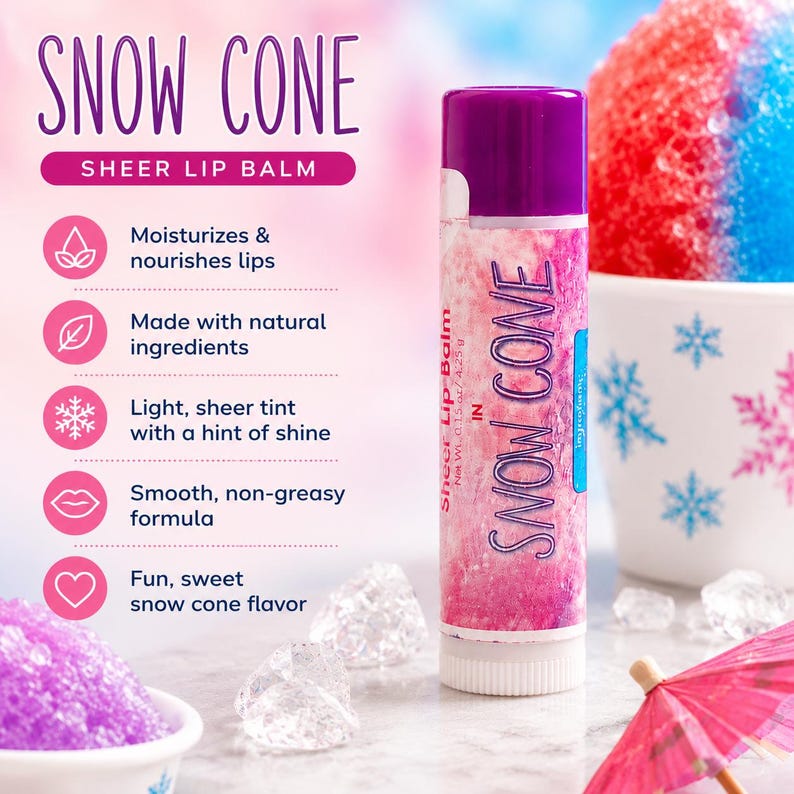 Puede incluir: Un tubo cil&iacute;ndrico de b&aacute;lsamo labial con tapa morada y una etiqueta jaspeada en rosa y morado con el texto 'SNOW CONE'. La etiqueta indica un peso neto de 4,25 g. El producto se presenta junto a un gr&aacute;fico de un granizado de hielo.