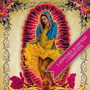 Puede incluir: Una ilustraci&oacute;n colorida de la Virgen Mar&iacute;a con un vestido amarillo y dorado, una capa azul y una corona de flores. La imagen est&aacute; rodeada por un marco dorado con detalles florales. El texto "2 AFFICHES ACHET&Eacute;ES = 1 GRATUITE" est&aacute; escrito en rosa sobre una cinta blanca.