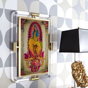 Puede incluir: Una impresi&oacute;n enmarcada de una ilustraci&oacute;n colorida de una mujer con un vestido azul y una falda amarilla. La mujer est&aacute; rodeada de flores y un fondo rosa. El marco es de acr&iacute;lico transparente y tiene un borde dorado. La impresi&oacute;n est&aacute; titulada "creation visuelle: TORILDARTISTES.COM".