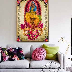 Puede incluir: Una ilustraci&oacute;n colorida de estilo vintage de una mujer con un vestido amarillo y una chal azul. La imagen est&aacute; enmarcada con detalles dorados ornamentados y rodeada de flores rosas y rojas. El texto "Torildartistes.com" est&aacute; en la parte inferior de la imagen.