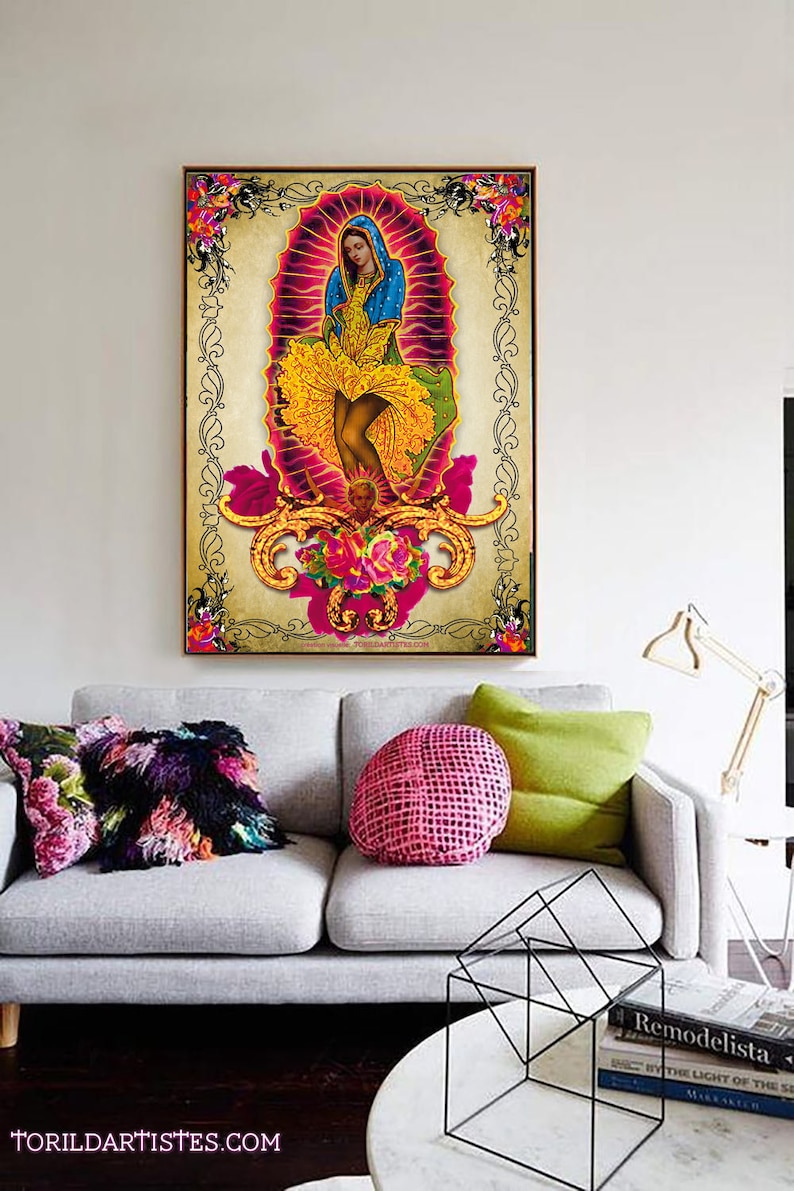 Puede incluir: Una ilustraci&oacute;n colorida de estilo vintage de una mujer con un vestido amarillo y una chal azul. La imagen est&aacute; enmarcada con detalles dorados ornamentados y rodeada de flores rosas y rojas. El texto "Torildartistes.com" est&aacute; en la parte inferior de la imagen.