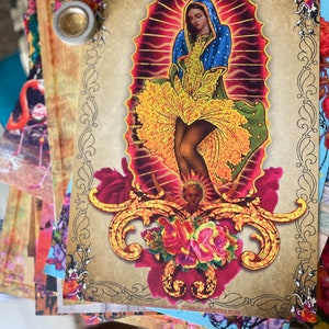 Puede incluir: Una ilustraci&oacute;n de estilo vintage de la Virgen Mar&iacute;a, representada en un marco ornamentado y colorido con acentos florales. La imagen presenta a una mujer con una t&uacute;nica azul y un vestido amarillo, de pie sobre una base dorada con una corona de espinas. El fondo es rojo y dorado vibrante.