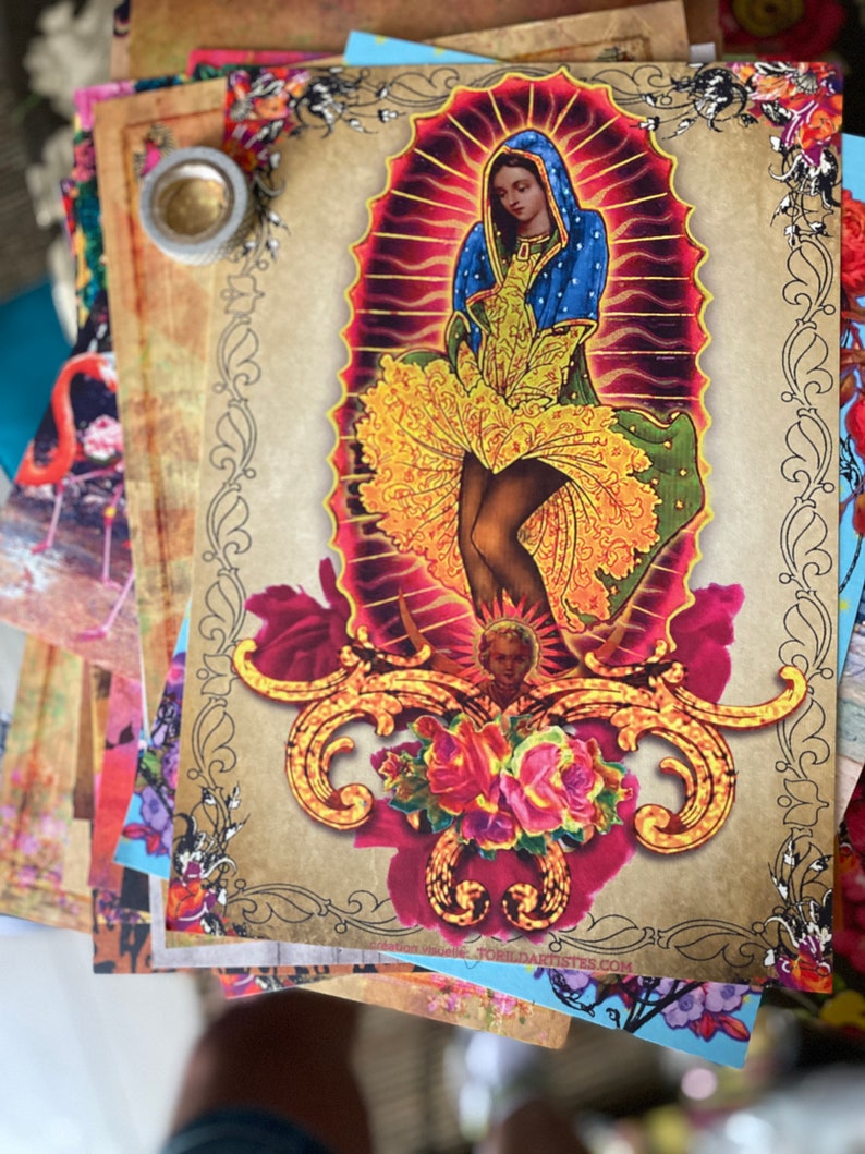 Puede incluir: Una ilustraci&oacute;n de estilo vintage de la Virgen Mar&iacute;a, representada en un marco ornamentado y colorido con acentos florales. La imagen presenta a una mujer con una t&uacute;nica azul y un vestido amarillo, de pie sobre una base dorada con una corona de espinas. El fondo es rojo y dorado vibrante.