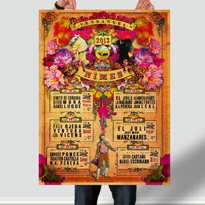 Plakat 2013 Vendanges Féria de Nîmes – mit einem Pferd, Caballo und einem Toro, die um Retro-Banner herumspringen, und einer Explosion von Blumen