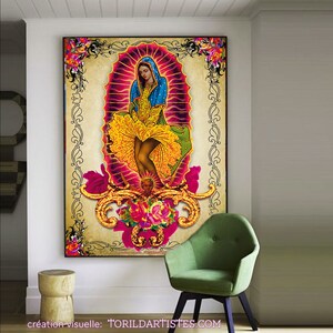 Puede incluir: Una ilustraci&oacute;n vintage colorida de una mujer con un vestido amarillo y una t&uacute;nica azul, con un halo y una corona de flores. El fondo es de color crema con un marco adornado en rosa y dorado.