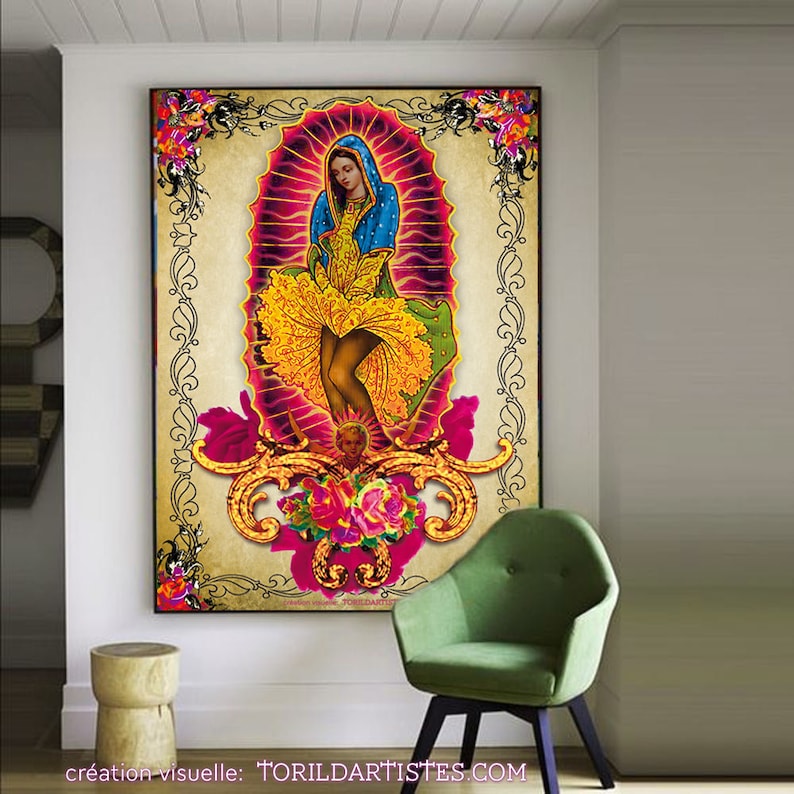 Puede incluir: Una ilustraci&oacute;n vintage colorida de una mujer con un vestido amarillo y una t&uacute;nica azul, con un halo y una corona de flores. El fondo es de color crema con un marco adornado en rosa y dorado.