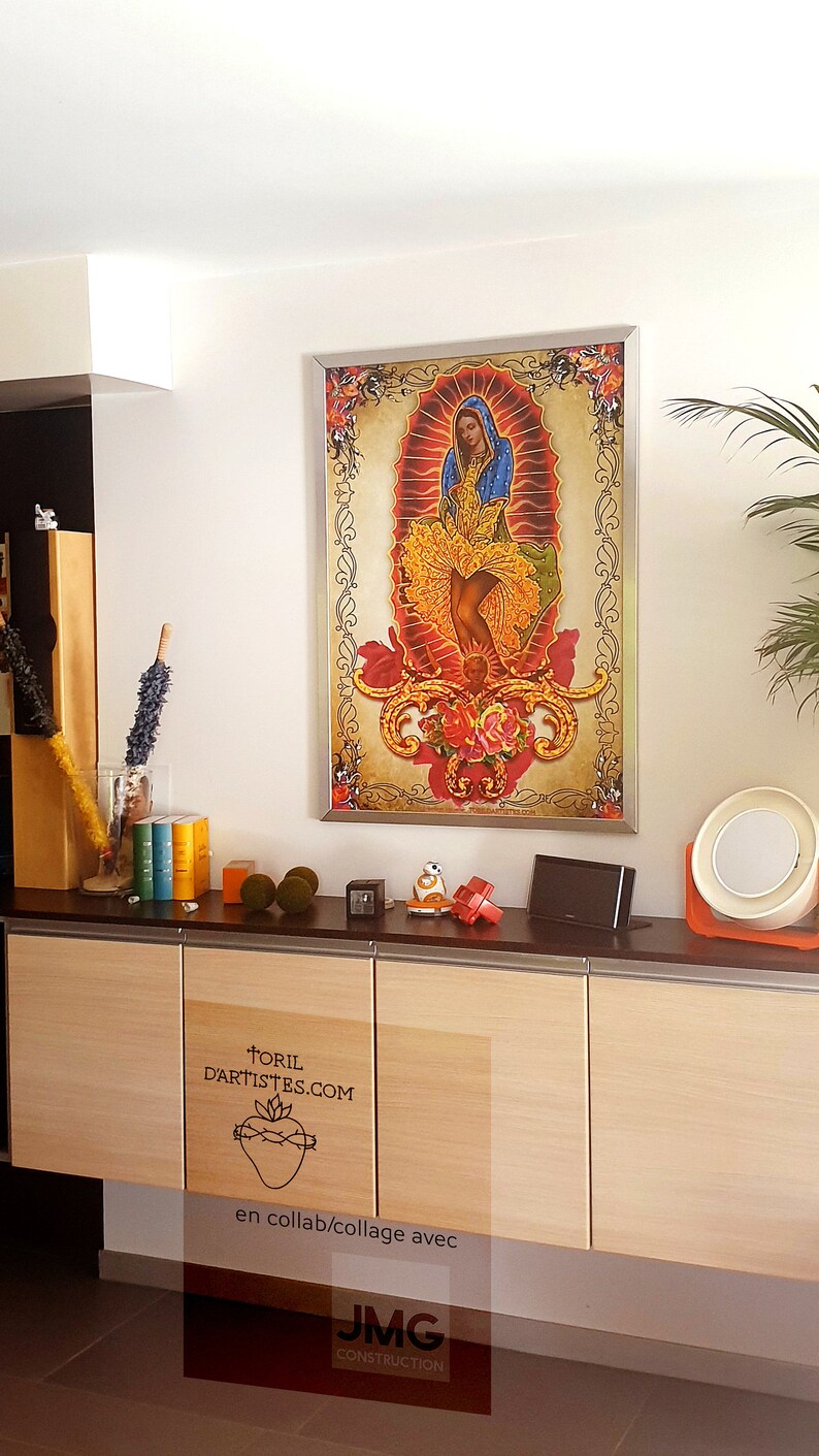 Puede incluir: Una impresi&oacute;n enmarcada de una imagen religiosa colorida que representa a una mujer con un vestido azul y amarillo con una corona de flores. La imagen est&aacute; sobre un fondo dorado con detalles florales ornamentados. El marco es plateado y tiene un dise&ntilde;o simple.