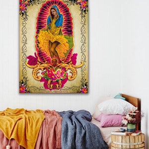 Puede incluir: Una ilustraci&oacute;n colorida de una mujer con un vestido azul y amarillo con una corona de flores. La imagen est&aacute; enmarcada con dise&ntilde;os florales ornamentados y un borde dorado. El texto "creation visuelle TORILDARTISTES.COM" est&aacute; en la parte inferior de la imagen.