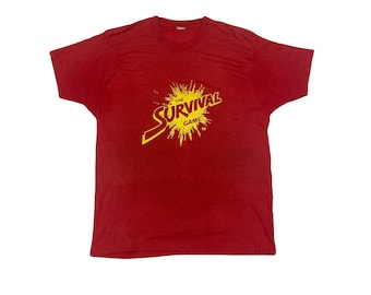 Klasyczny t-shirt z lat 90. z nadrukiem The Survival Game w kolorze czerwonym i żółtym, rozmiar XL, wyprodukowany przez Screen Stars | USA Vintage | Koszulka z nadrukiem w kolorze pojedynczym!