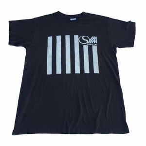 Peut inclure: T-shirt noir avec un motif blanc de rayures verticales et le texte "SVA OFFICIAL" dans un cercle.