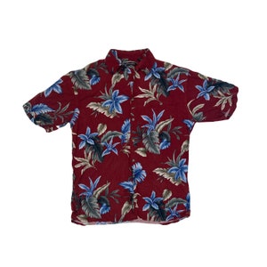 Maglietta vintage Y2K Pierre Cardan in rayon bordeaux rosso scuro con stampa floreale hawaiana, raffigurante una scena da spiaggia, taglia media