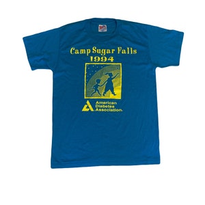 Vintage anni &#39;90 Quirky Camp Sugar Falls souvenir punto singolo USA t-shirt blu brillante e gialla taglia media