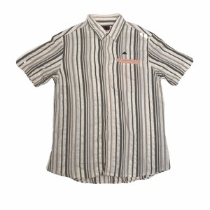 Puede incluir: Una camisa blanca de manga corta con botones y rayas verticales negras y rosas. La camisa tiene un pequeño bolsillo en el pecho izquierdo con un logotipo de triángulo negro.