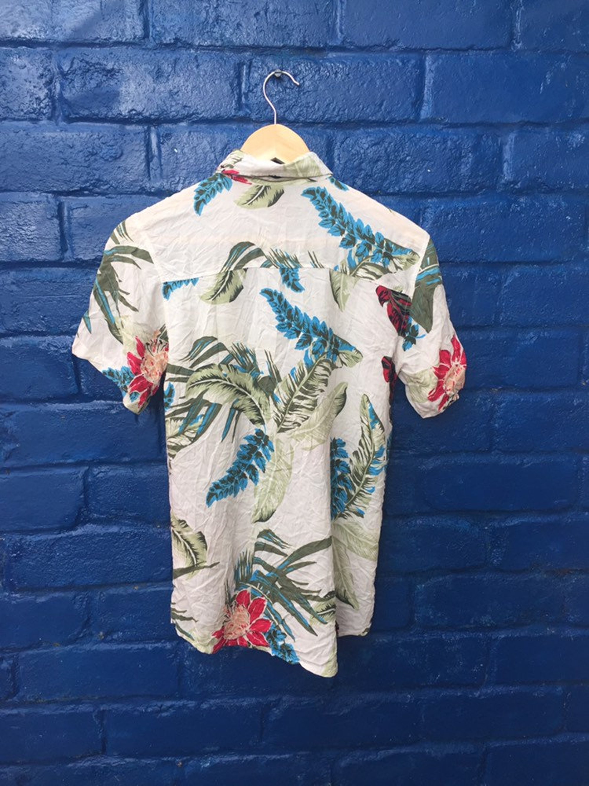 Discover Vintage 90s floral palm leaf hibiscus botanical white green hawaiian party beach shirt unisex size small