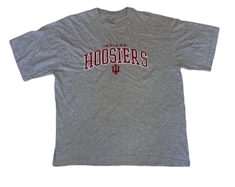 Könnte beinhalten: Graues T-Shirt mit kurzen Ärmeln und einem roten und weißen Indiana Hoosiers Logo.