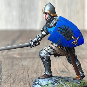 Figura de caballero medieval en miniatura para mesa: artesanía de plástico intrincada, arte coleccionable de caballerosidad y valor.