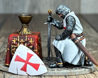 Knight Templar with the Holy Grail Figurine -Tabletop Miniature, crusader miniature, Intricate Plastic Craft