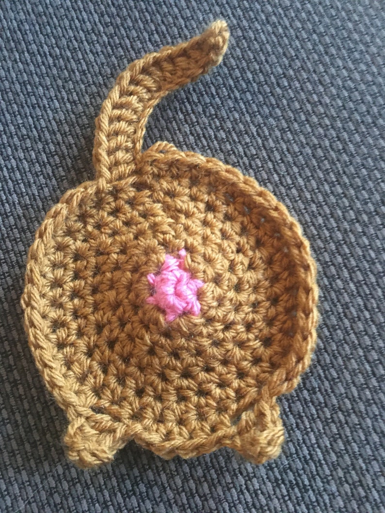 Posavasos de ganchillo con forma de trasero de gato, regalo divertido para amantes de los gatos, posavasos hechos a mano. imagen 2
