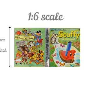 Może przedstawiać: Dwie stare książki Little Golden Books, jedna przedstawiająca holownik o imieniu Scuffy, a druga z r&oacute;żnymi postaciami zwierząt. Książki mają 3,7 cm wysokości i są w skali 1:6.
