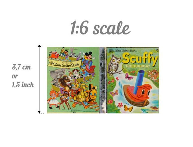 Może przedstawiać: Dwie stare książki Little Golden Books, jedna przedstawiająca holownik o imieniu Scuffy, a druga z r&oacute;żnymi postaciami zwierząt. Książki mają 3,7 cm wysokości i są w skali 1:6.