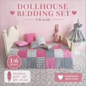 Conjunto de cama para casa de bonecas, conjunto de cama para boneca, roupa de cama em miniatura, colcha de retalhos rosa com 5 almofadas, roupa de cama exclusiva para Blythe, SonkaHouse