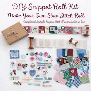 Può includere: Una tazza di ceramica bianca con manico nero e la scritta "But First, Coffee" in grassetto nero. La tazza è posta su uno sfondo neutro, che ne evidenzia il design semplice.