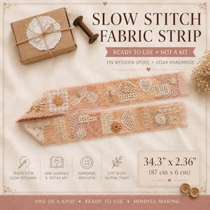 Könnte beinhalten: Ein Slow-Stitch-Stoffstreifen in zarten Blush- und Neutraltönen, verziert mit verschiedenen Spitzen, Stoffflicken und Knöpfen. Der Streifen misst 87 cm x 6 cm und wird mit einer Pappschachtel, einer Holzspule und zwei Knöpfen gezeigt.