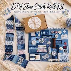 Op de afbeelding: Een DIY Slow Stitch Roll Kit met een bruine kartonnen doos vastgebonden met touw en een wit papieren kleedje, een lange patchwork stoffen rol, en een verzameling blauwe stofresten, kant, knopen en garenklosjes voor handwerk.