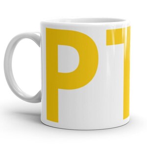 Può includere: Tazza in ceramica bianca con una grande "PT" gialla stampata sul davanti.