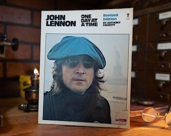 John Lennon „One Day at a Time” autorstwa Anthony’ego Fawcetta, wydanie poprawione, Grove Press Evergreen, 1981, ilustrowana biografia Beatlesów