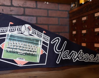 Stendardo con foto di squadra dei New York Yankees del 1961, elenco dei campioni dell'AL del 1960, Mantle, Maris, Berra, Ford, Trench Mfg, feltro vintage