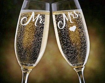 Mr and Mrs Engraved Champagne Flutes, Wedding Gift, Toasting Glasses Set