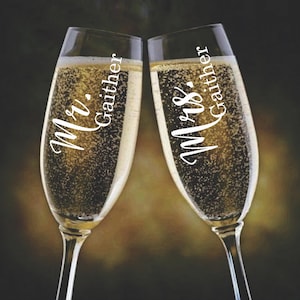 Personalized Mr and Mrs Champagne Glasses, Wedding Champagne Flutes, Toasting Glasses, Engagement Gift, Wedding Gift, Champagne Toasting