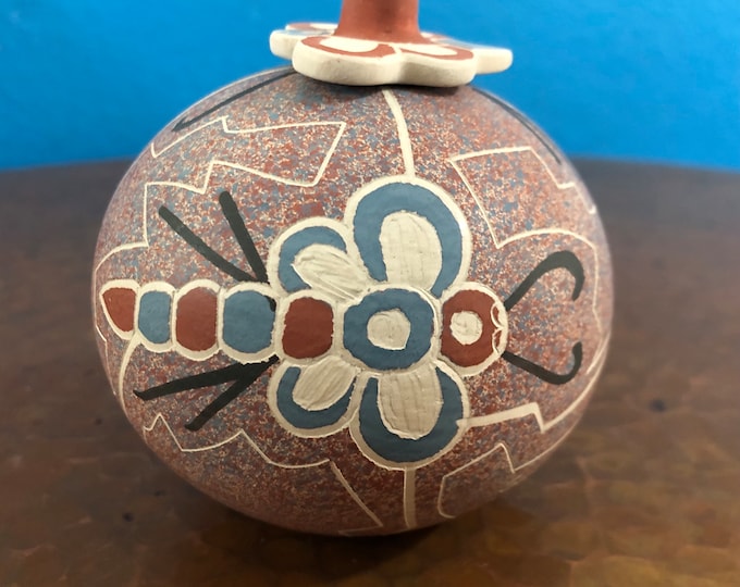 Mata Ortiz Ceramic Olla with Dragonfly Shaped Lid by Gabriela Corona (Chihuahua, Mexico)