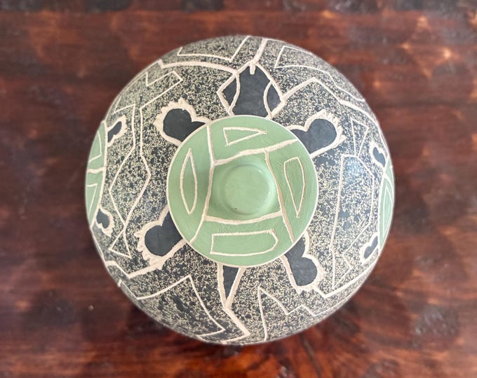 Mata Ortiz Ceramic Olla with Turtle Shell Shaped Lid by Gabriela Corona (Chihuahua, Mexico)