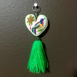 Handgeborduurd Otomi-hartornament uit Hidalgo, Mexico.